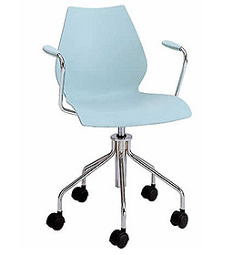 Heller, blauer Drehstuhl mit Armlehnen und Rollen, Modell Maui von Kartell, für Büro und Homeoffice.