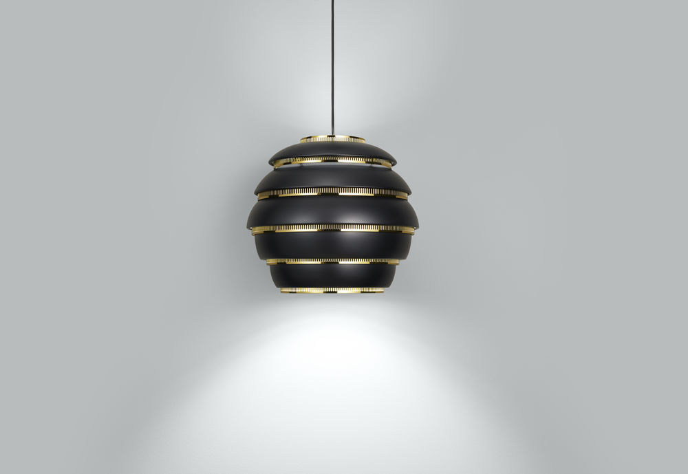 A331 Beehive Hängeleuchte in Schwarz von Artek. Design Lampe mit goldenen Akzenten.