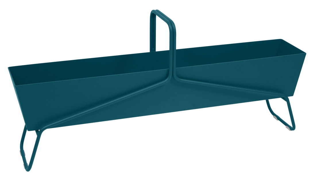 Blauer Fermob Basket Blumenkasten lang aus Metall mit Tragegriff und filigranem Gestell.