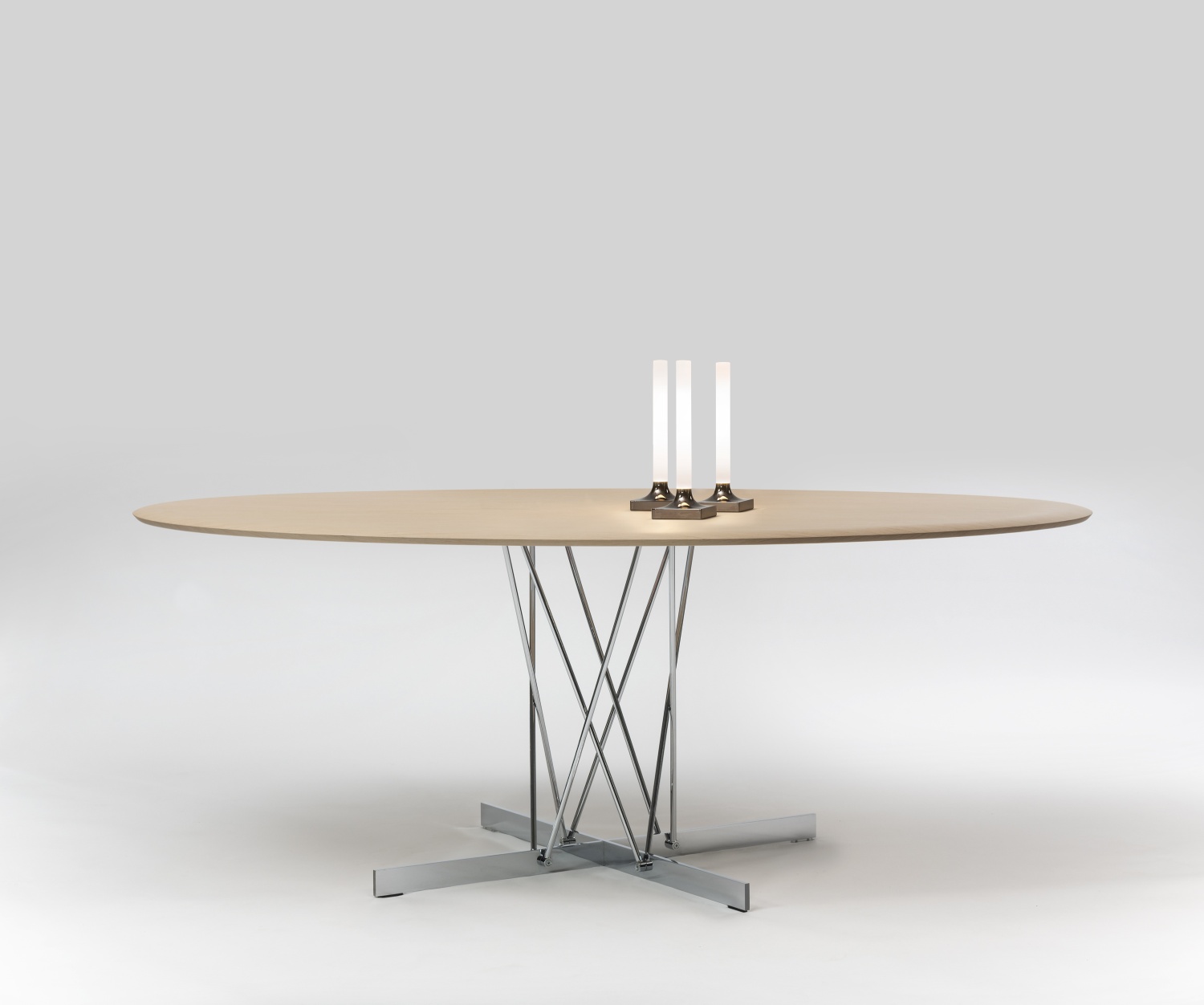 Goodnight Akkuleuchte von Kartell auf einem Tisch, moderne Tischleuchte, kabellos und dimmbar.