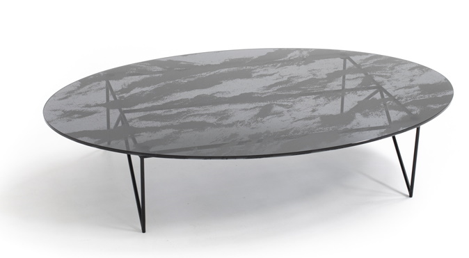 Ovaler AeroZeppelin Tisch von Moroso Diesel mit grau gemusterter Glasplatte und schwarzen Metallbeinen.