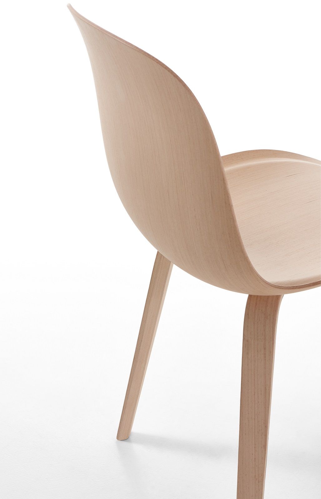 Detailaufnahme des Press Chair Stuhls von MDF Italia: Holzstuhl mit minimalistischem Design.