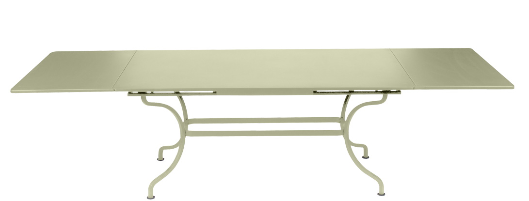 Ausgezogener Romane Tisch von Fermob, ein großer Gartentisch aus Metall in Lindgrün.