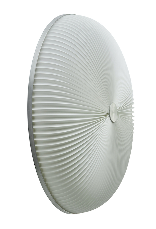 Le Klint Lamella Deckenleuchte: Runde, weiße Lamellenleuchte mit silbernem Rahmen für Wand oder Decke.