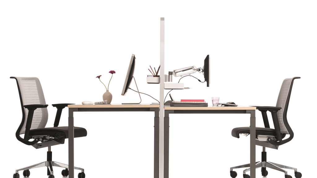 Kalidro Schreibtisch von Steelcase, höhenverstellbar, mit Bürostuhl und Monitor, ergonomischer Arbeitsplatz.