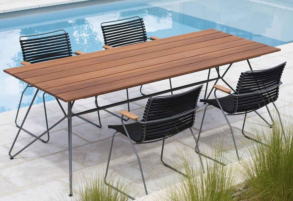 Sketch Outdoor Tisch von Houe aus Holz mit passenden Stühlen am Pool.