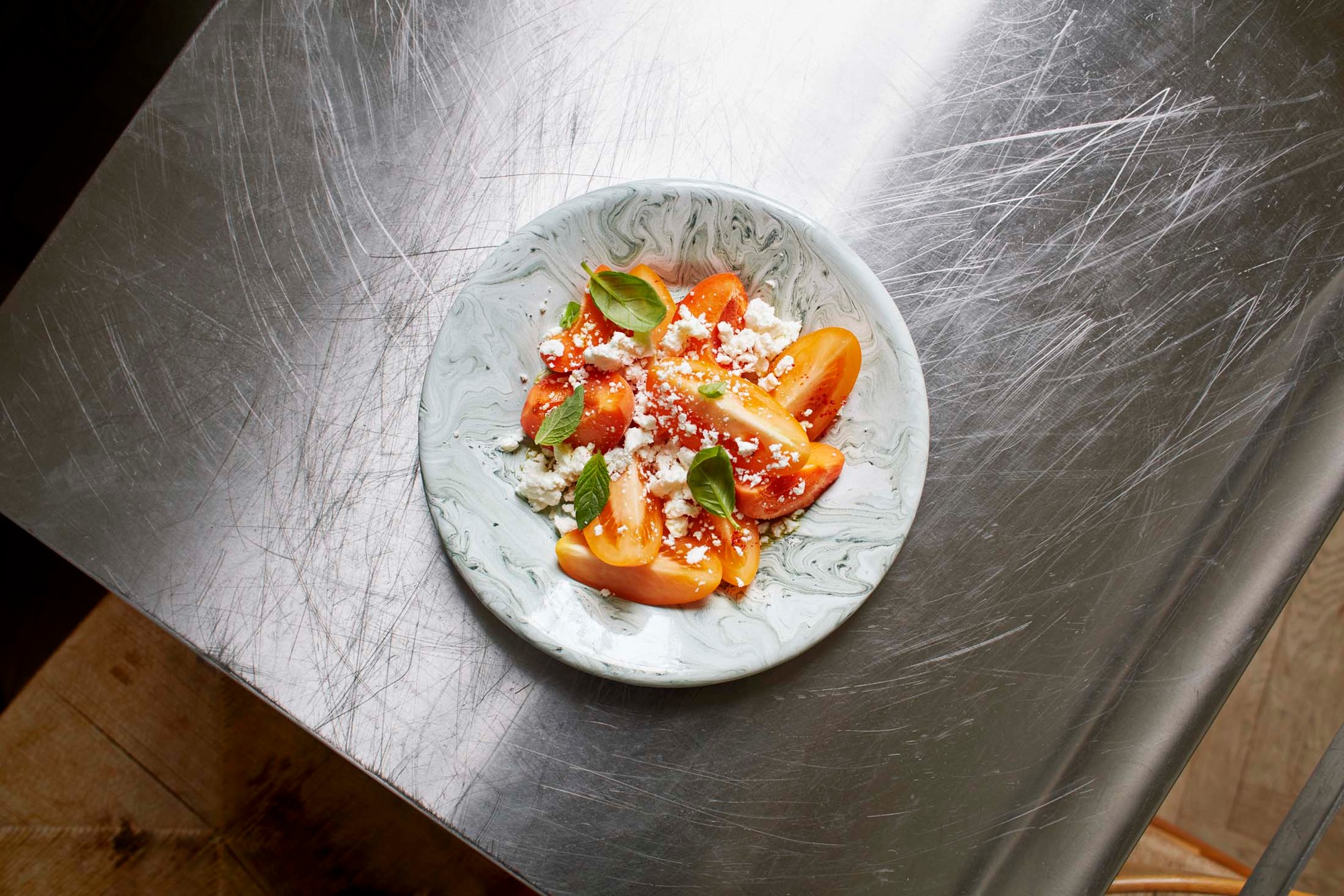 Nahaufnahme eines Salats im tiefen Hay Teller, Marmor-Optik, ideal für Vorspeisen und Desserts.