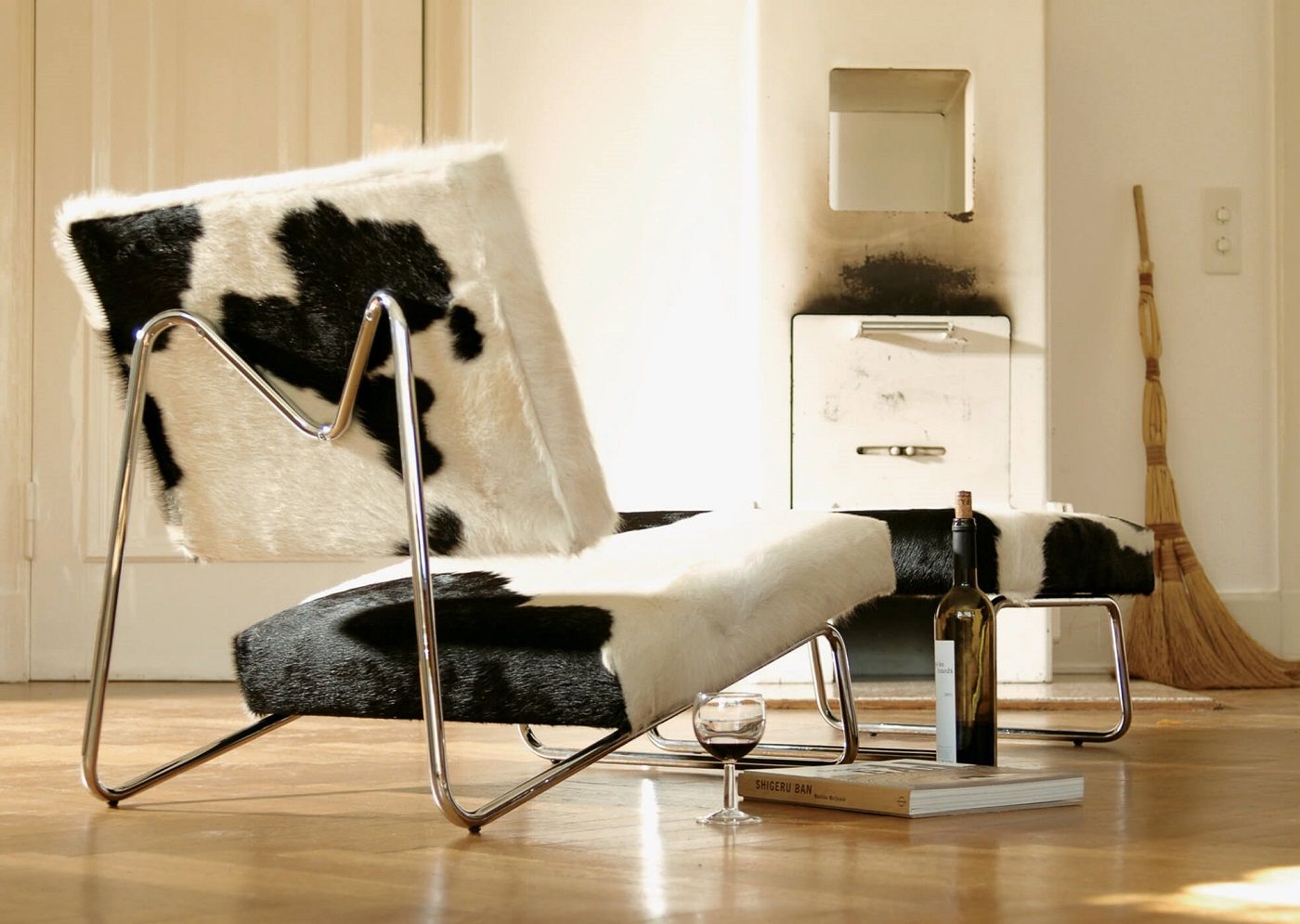 Lounge Chair mit Kuhfellbezug und Chromgestell, Hirche Sessel von Richard Lampert. Designermöbel für Wohnzimmer.