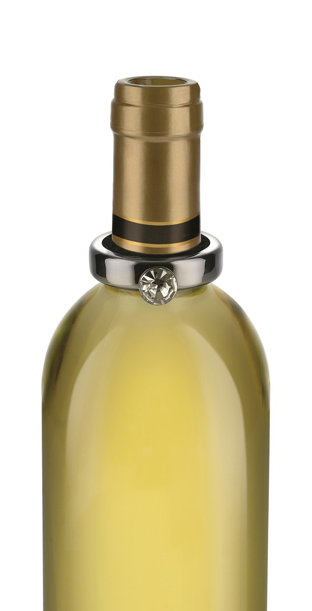 Noè Tropfring von Alessi auf Weinflasche. Silberner Flaschenhalsring mit funkelndem Schmuckstein.