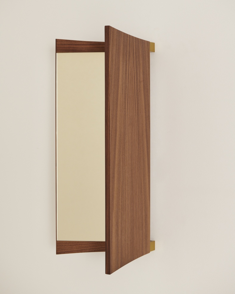 Vanity Wall Mirror 2 von Gubi: Rechteckiger Wandspiegel mit Holzrahmen und Messingdetails für Badezimmer und Flur.