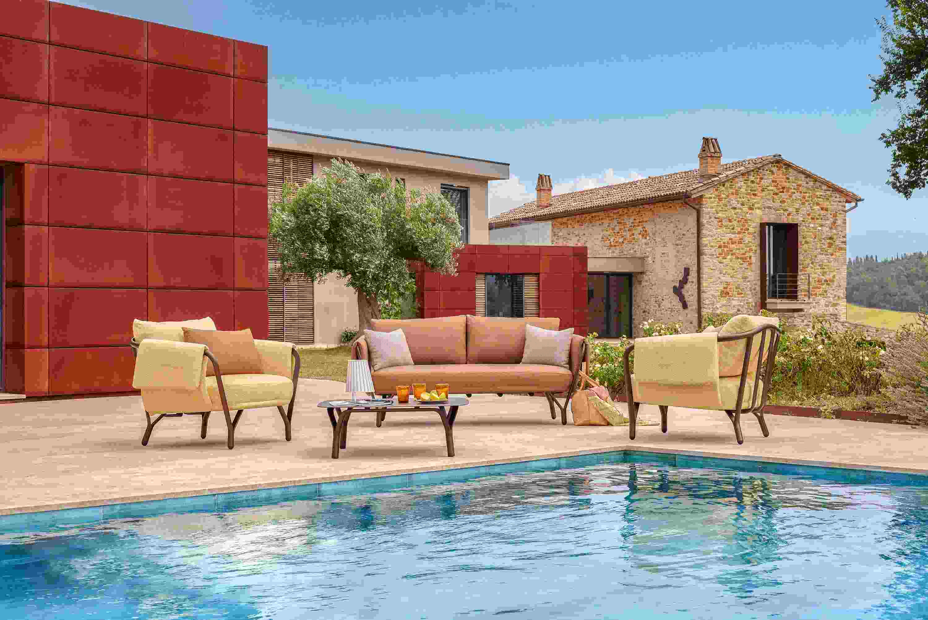 Angel Lounge Chair Sessel Outdoor Emu neben Pool, Gartenmöbel für Terrasse und Balkon.