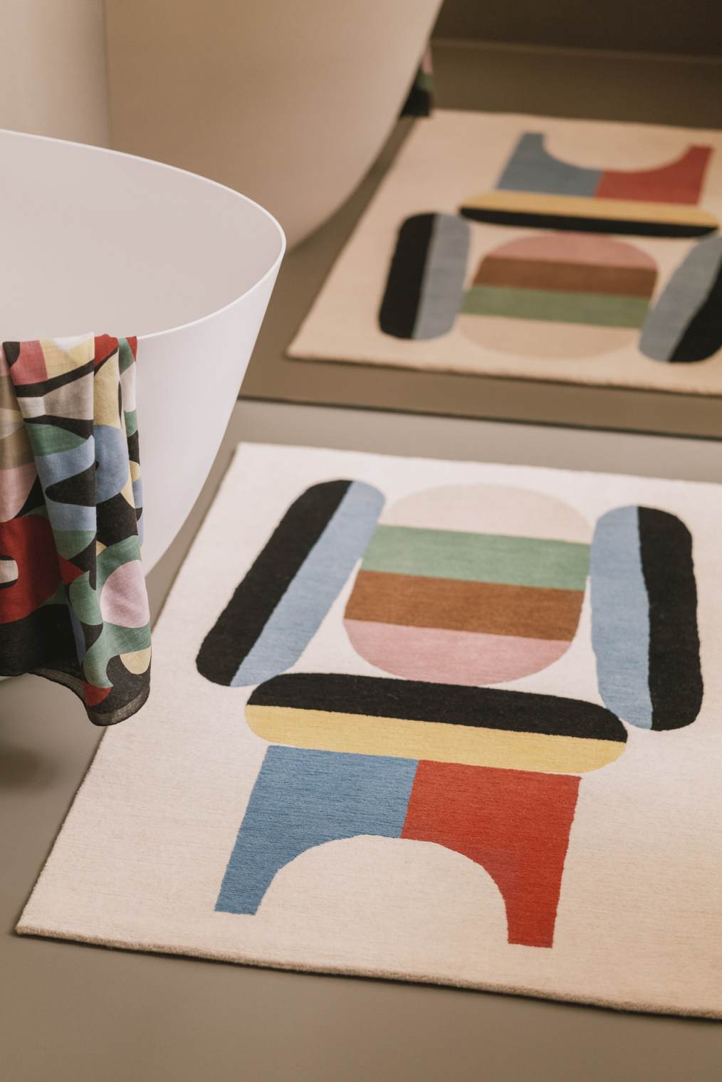 Elis Teppich: Moderner Designerteppich mit geometrischem Muster in bunten Farben im Badezimmer.