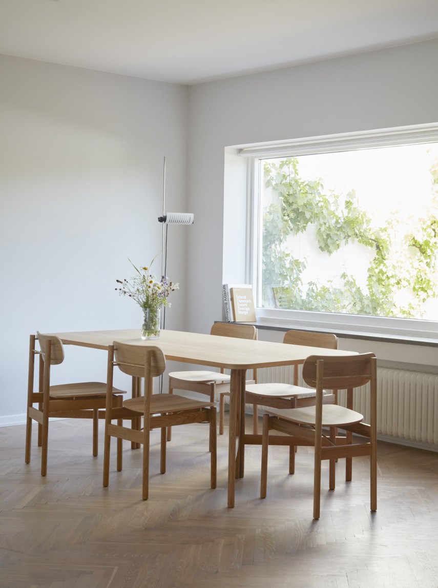 Esszimmer mit Esstisch und sechs hellen Holzstühlen, Vester Chair Stühle von Skagerak by Fritz Hansen.