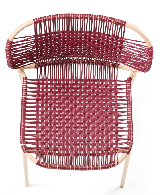 Nahaufnahme des Cielo Stacking Chair in Rot-Pink Sand, ein stapelbarer Outdoor-Stuhl.