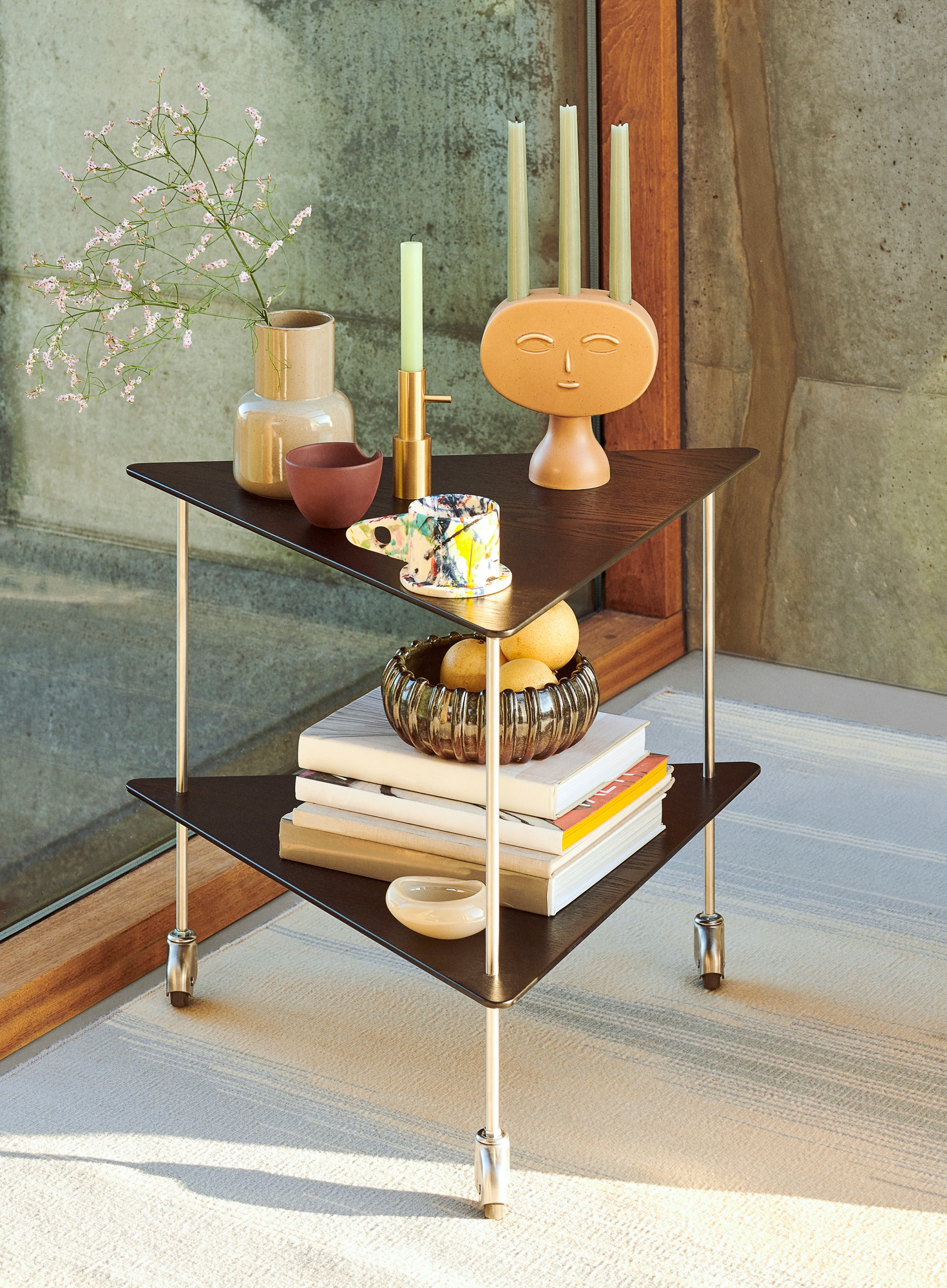 AJ Trolley Beistelltisch Rollwagen von Fritz Hansen mit Deko-Elementen auf zwei Ebenen.