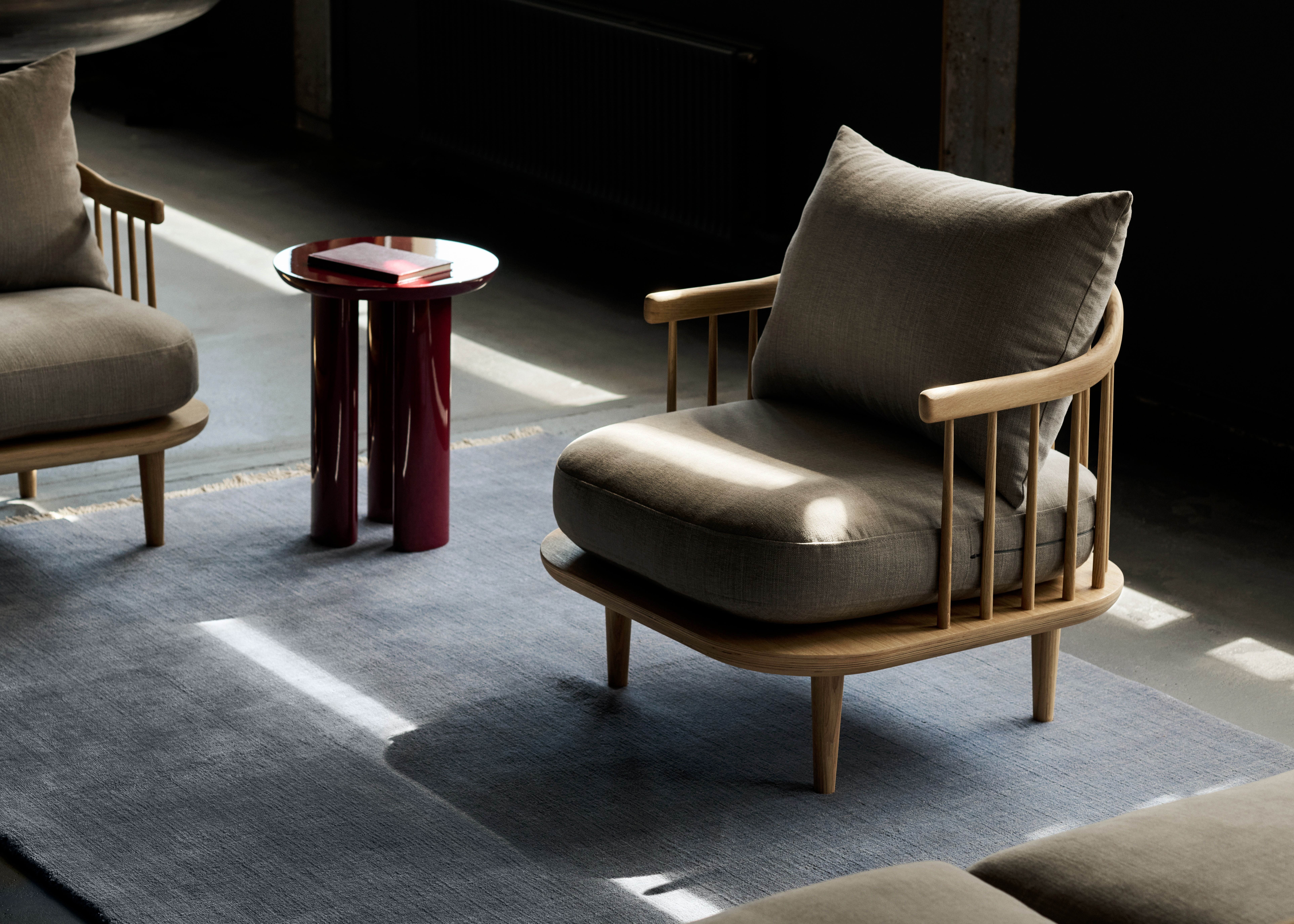 The Moor AP19 Rug Teppich von AndTradition in einem modernen Wohnzimmer mit Sessel.