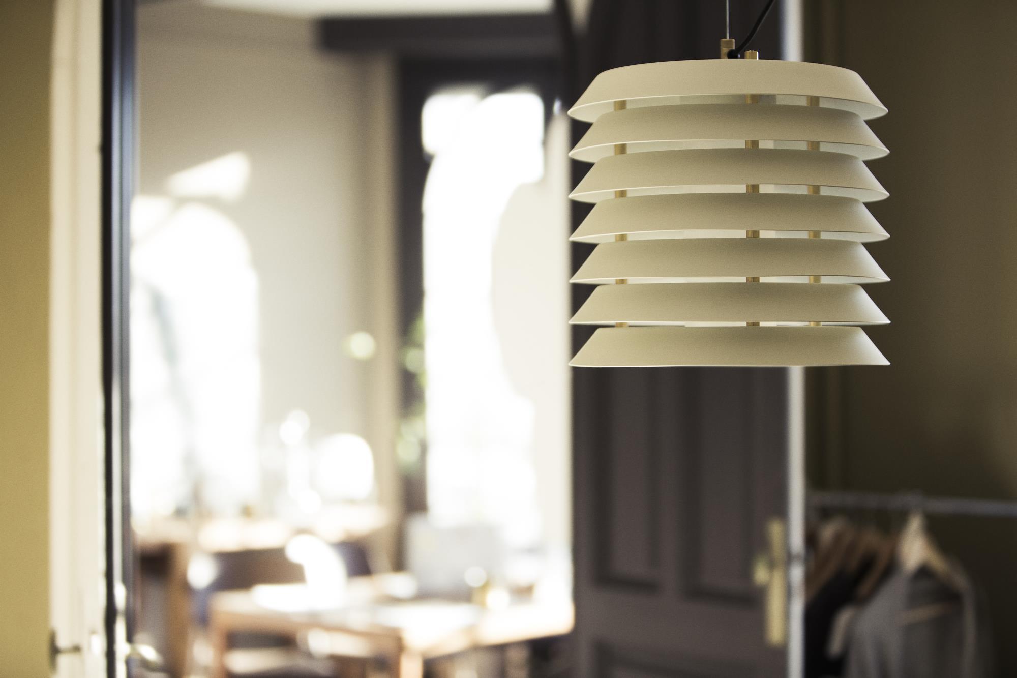 Nahaufnahme der Santa & Cole Maija 30 Hängeleuchte, eine moderne Pendelleuchte mit Schirm.