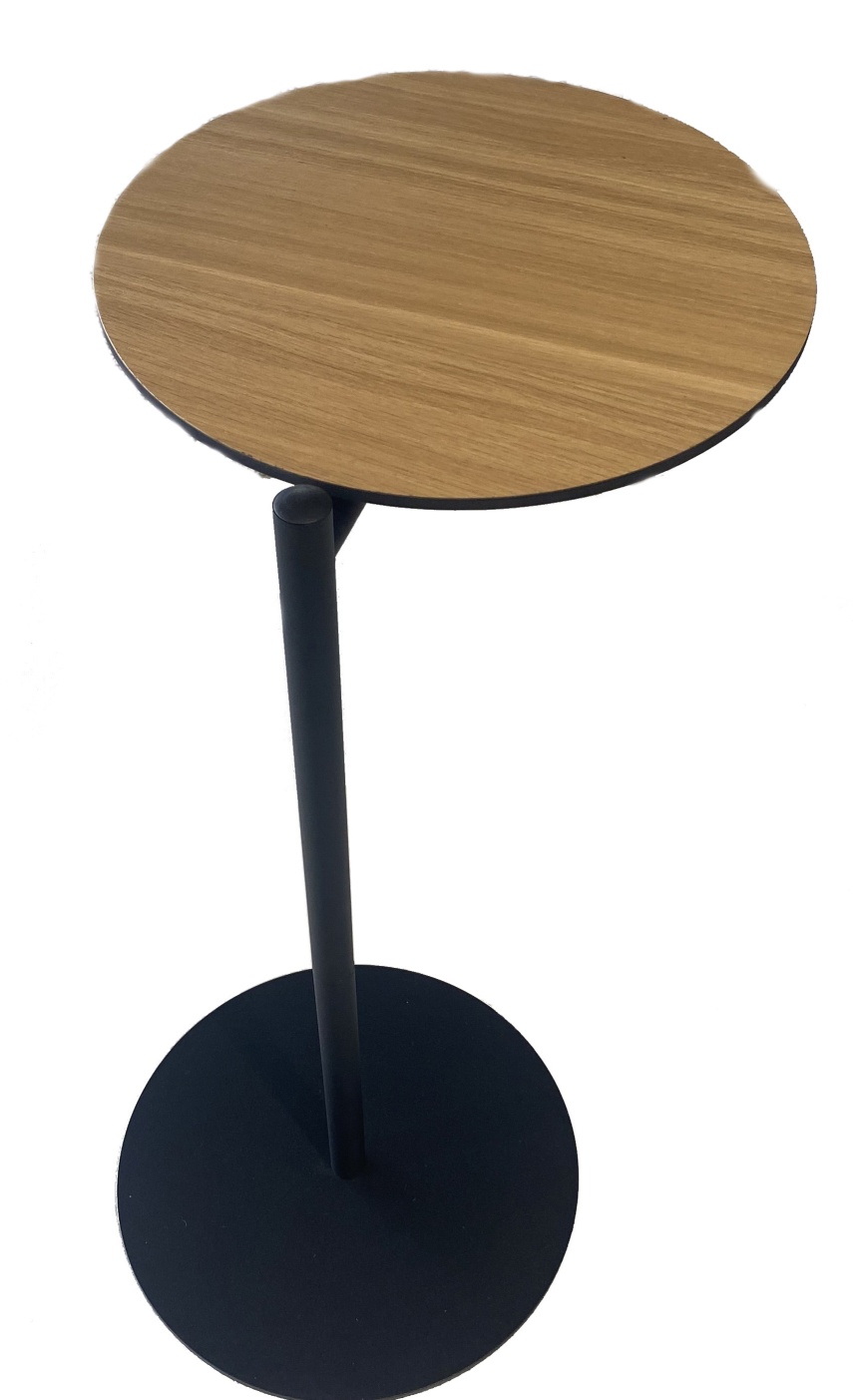 Bond Side Table von Cascando: Beistelltisch mit runder Holzplatte und schwarzem Metallfuß.