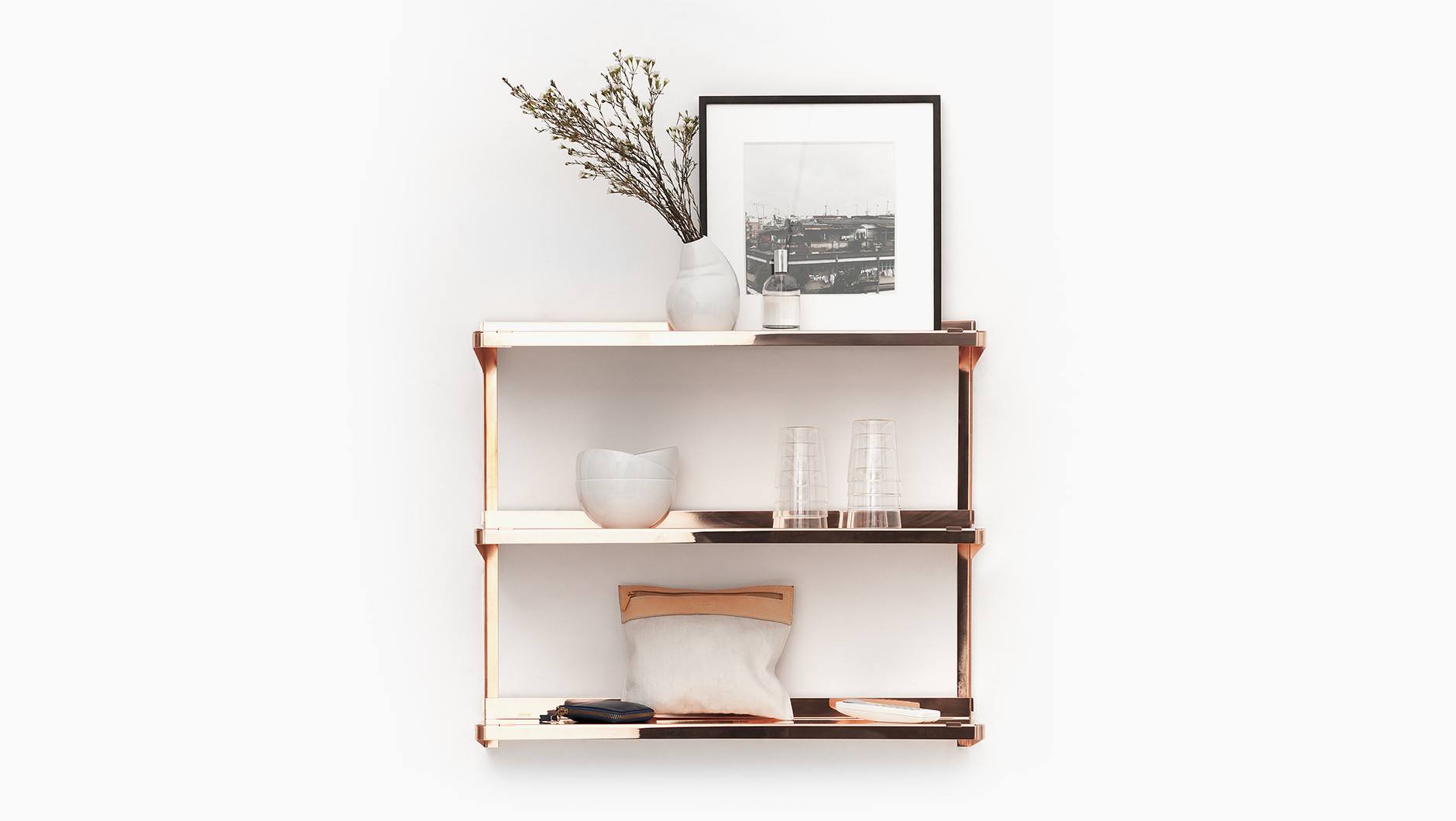 Click Wandregal von New Tendency, zweistöckig, mit Deko-Objekten auf weißem Hintergrund. Modernes Regal für Wohnzimmer.