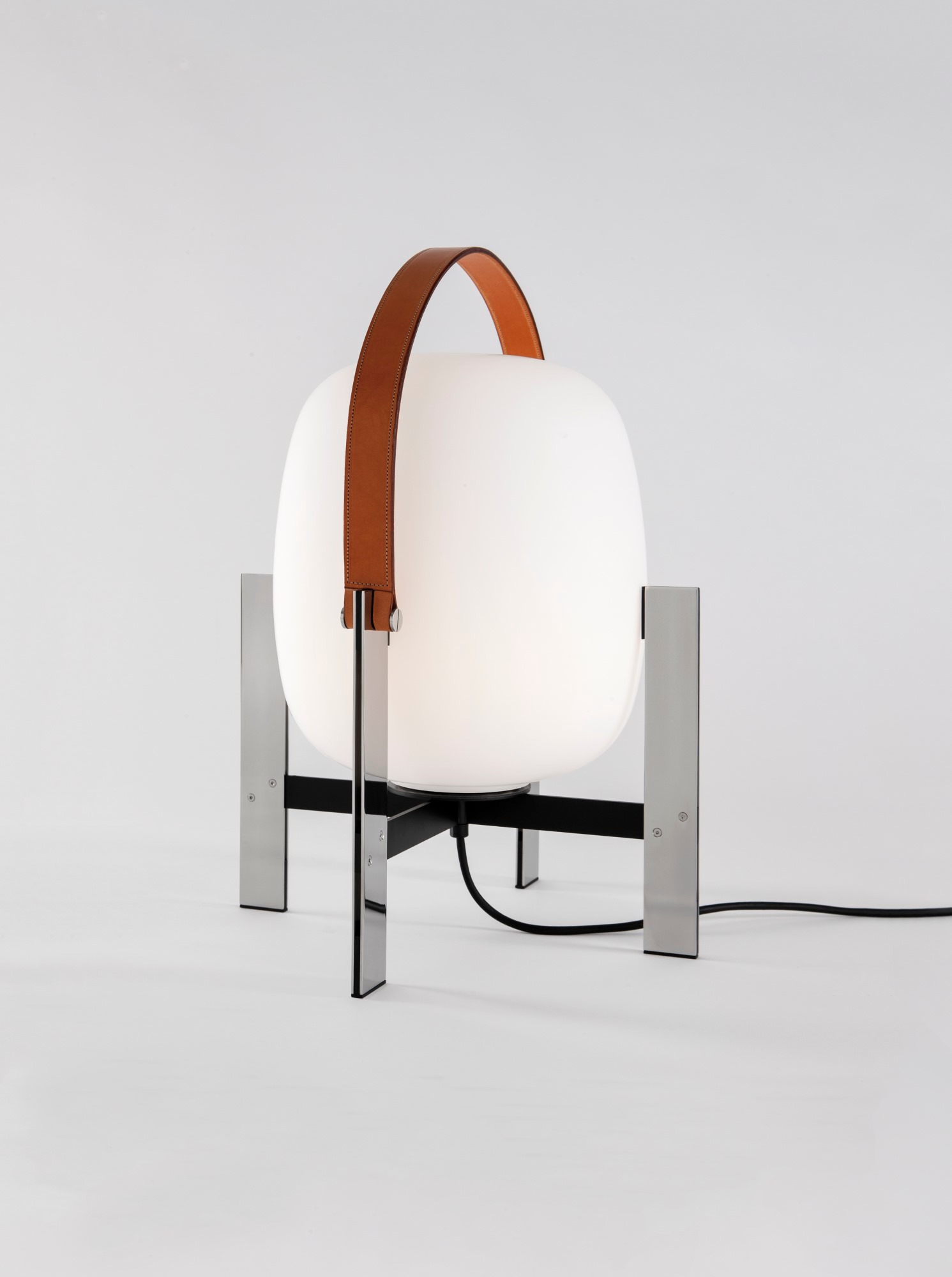 Cesta Metálica Tischleuchte: Weiße Leuchte mit Ledergriff und Metallgestell von Santa & Cole.