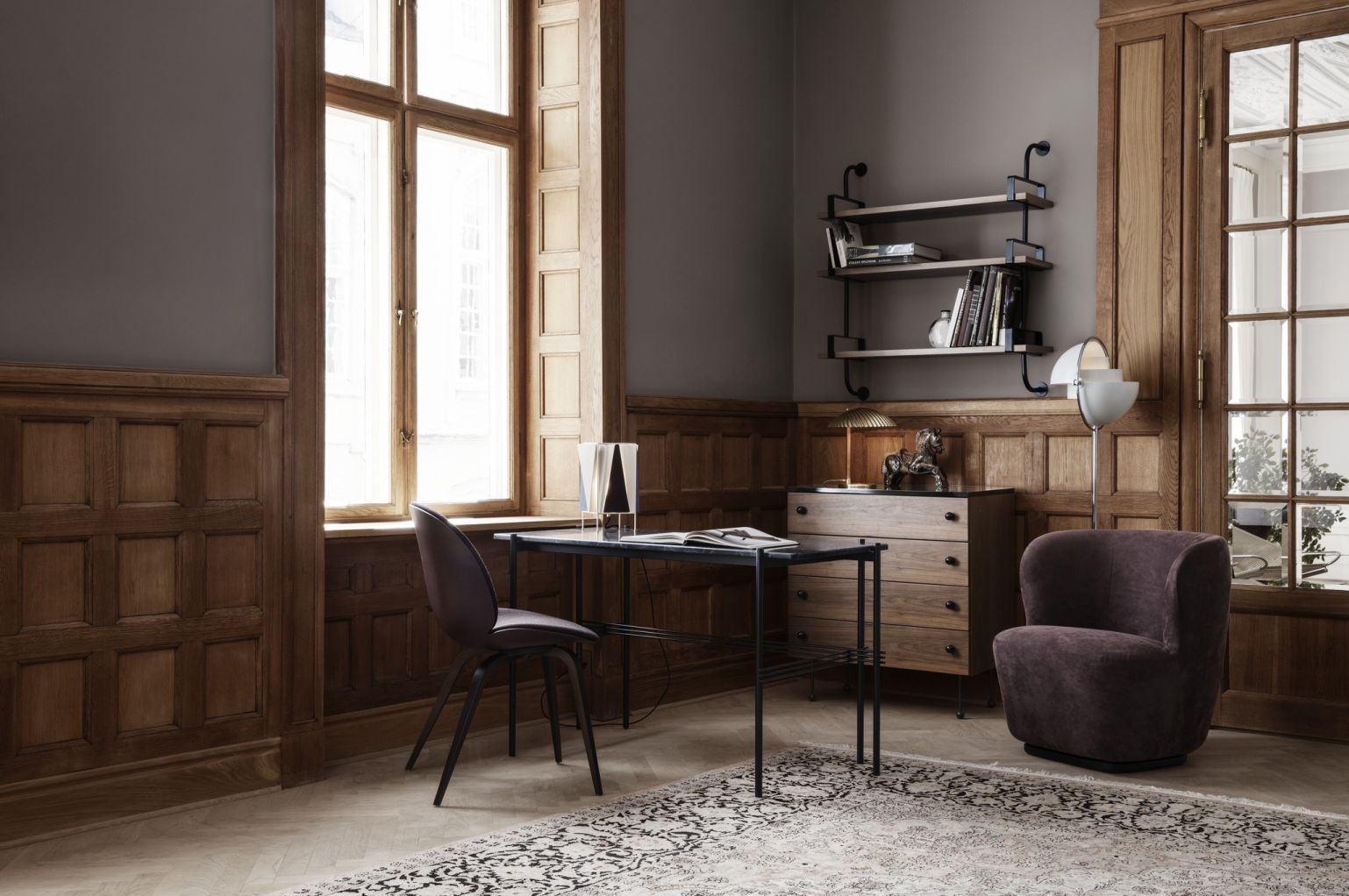 TS Desk Schreibtisch mit schwarzer Marmorplatte von Gubi in einem stilvollen Arbeitszimmer.