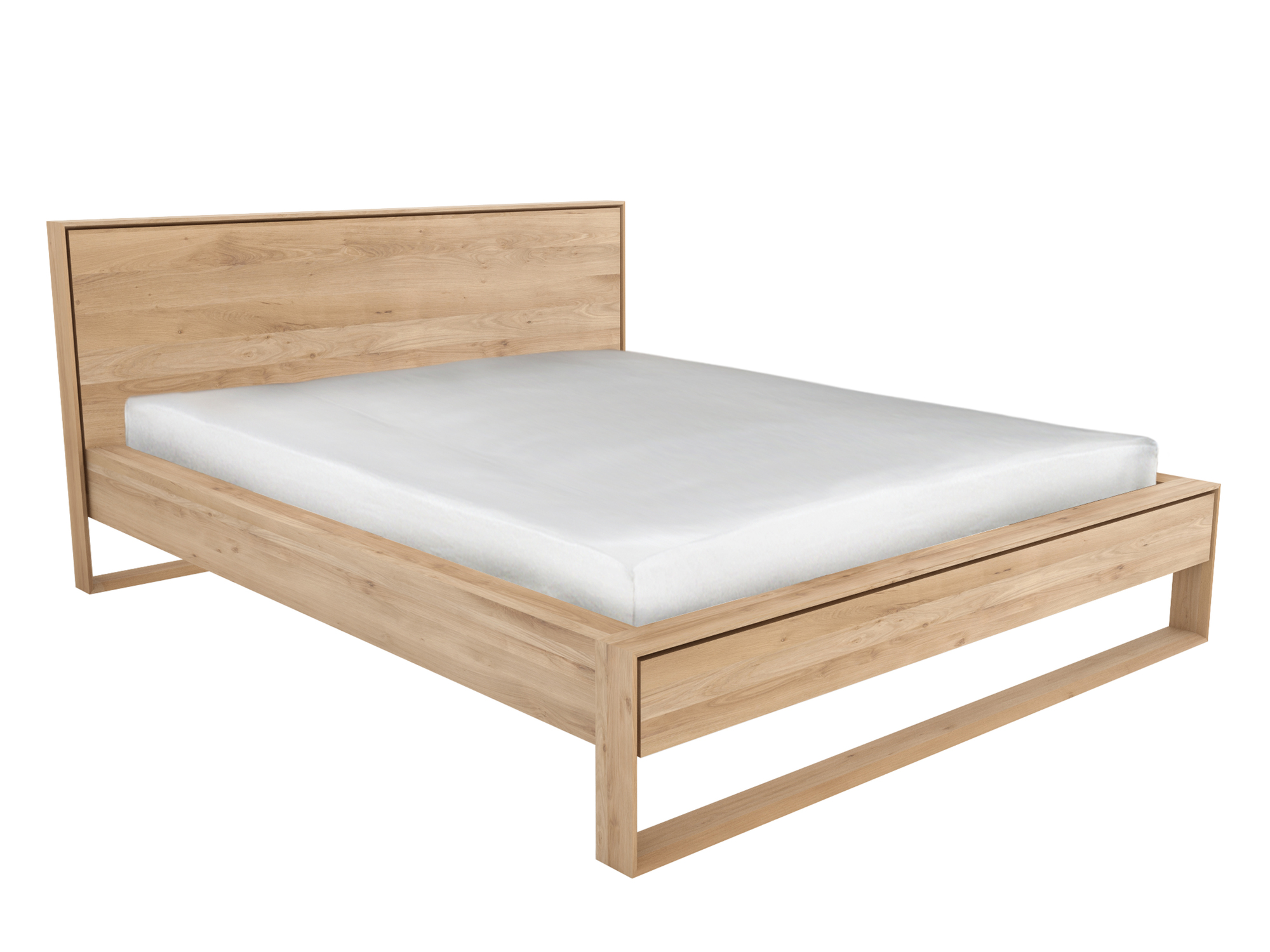 Nordic Eiche Bett von Ethnicraft: Modernes Holzbett mit schlichtem Design und weißer Matratze.