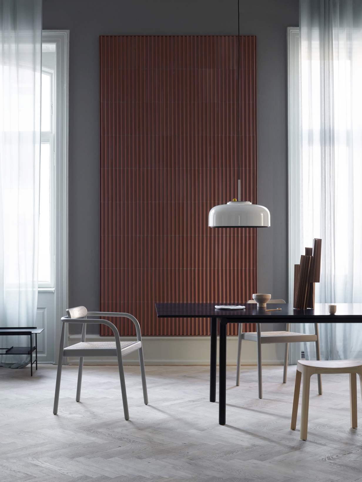 Esszimmer mit Podgy Pendelleuchte von Please Wait to be Seated, marineblaue Hängelampe.