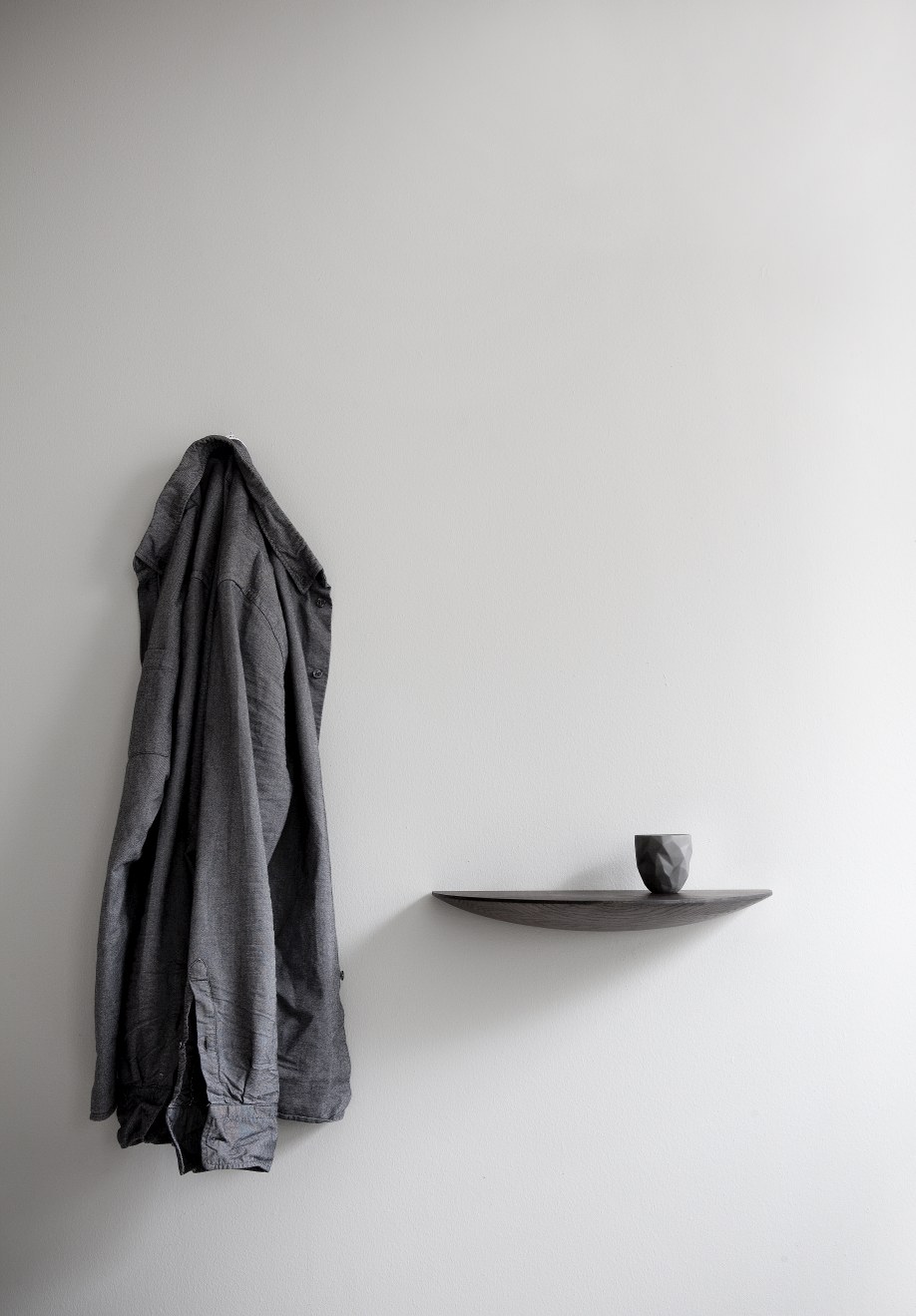 Gridy Fungi Regal aus Eiche natur an der Wand mit Dekoration und Hemd.