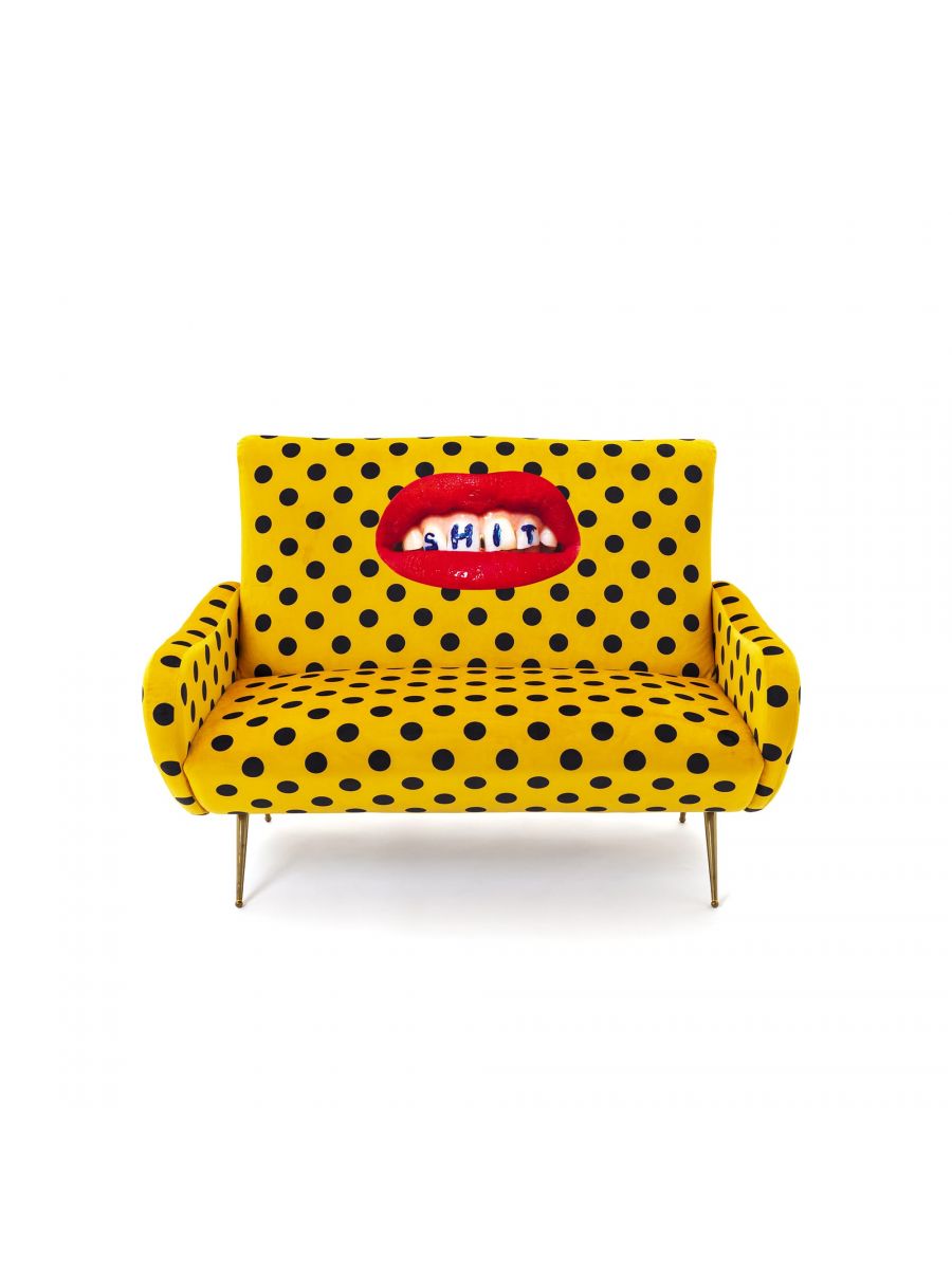 Toiletpaper Seletti 2-Sitzer-Sofa mit gelbem Punktmuster und rotem Mund-Motiv auf der Rückenlehne.