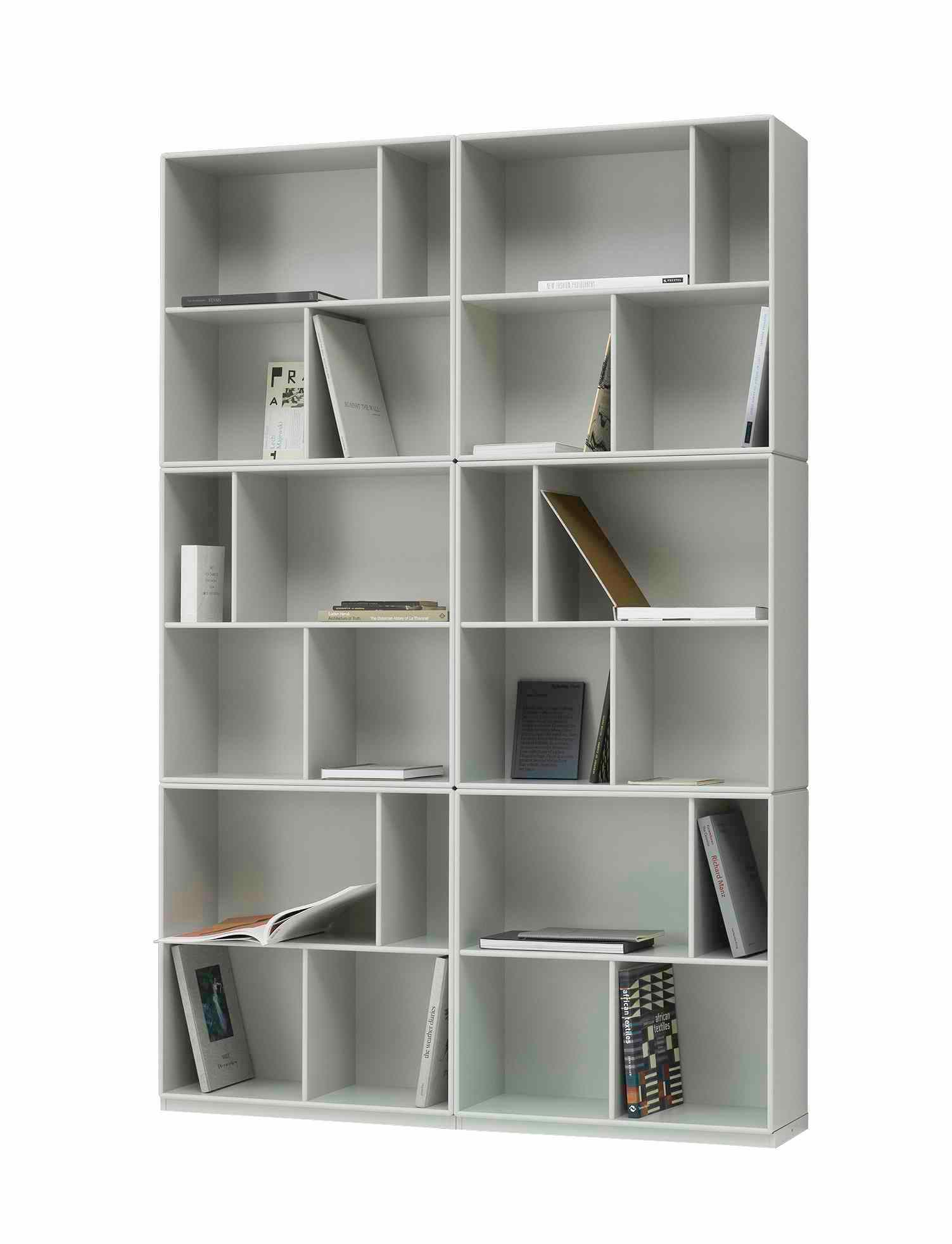 Weißes Montana READ Bücherregal mit Fächern, gefüllt mit Büchern, für Wohnzimmer und Büro.