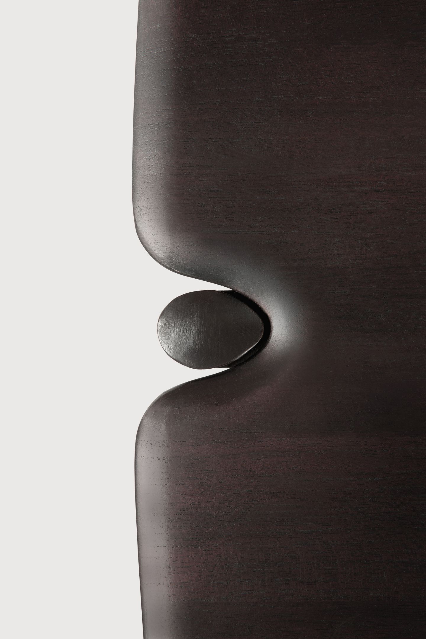 Detailaufnahme der Ethnicraft PI Konsole: Dunkles Holz mit einzigartiger, organischer Form und Verbindung.