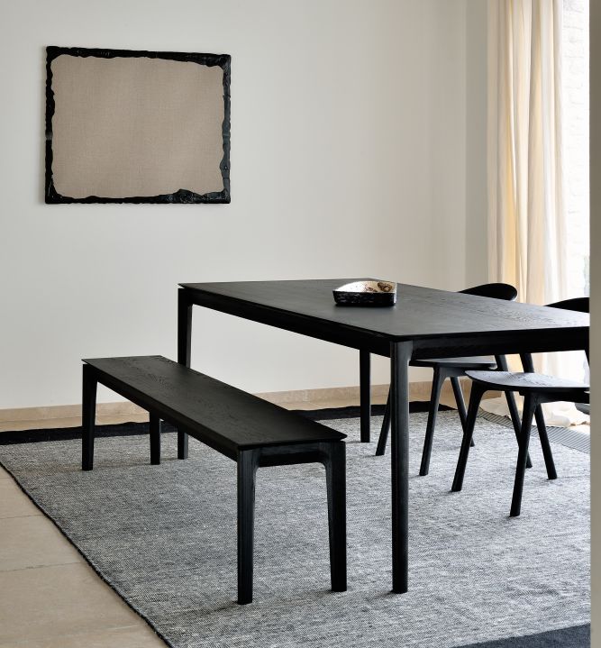 Schwarze Bok Bank von Ethnicraft aus Eiche mit passendem Esstisch und Stühlen.