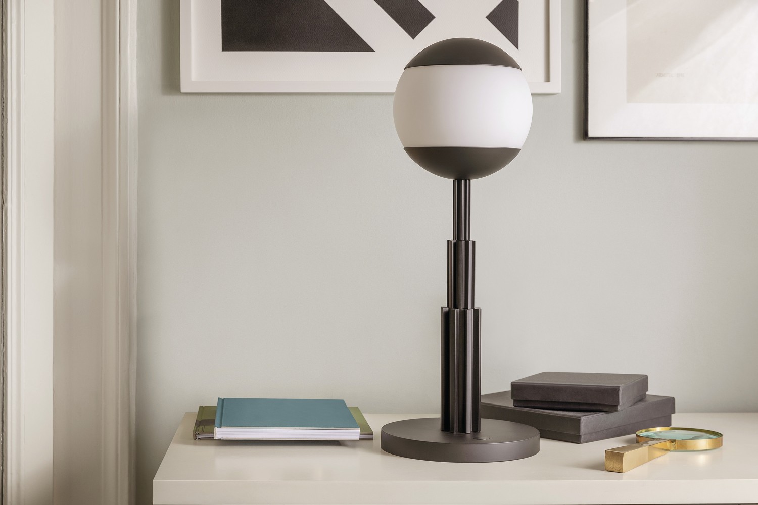 Nahaufnahme der Alessi AR04 Akku-Tischleuchte auf einem Tisch, modernes Design.