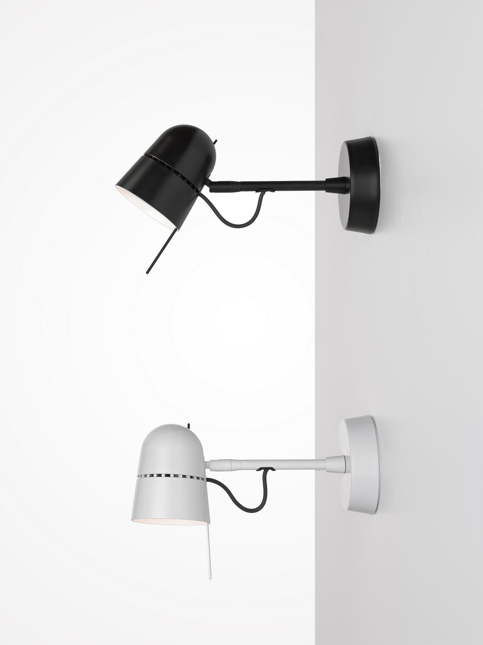 Zwei Luceplan Counterbalance Wandleuchten in Schwarz und Weiß, moderne Innenbeleuchtung.