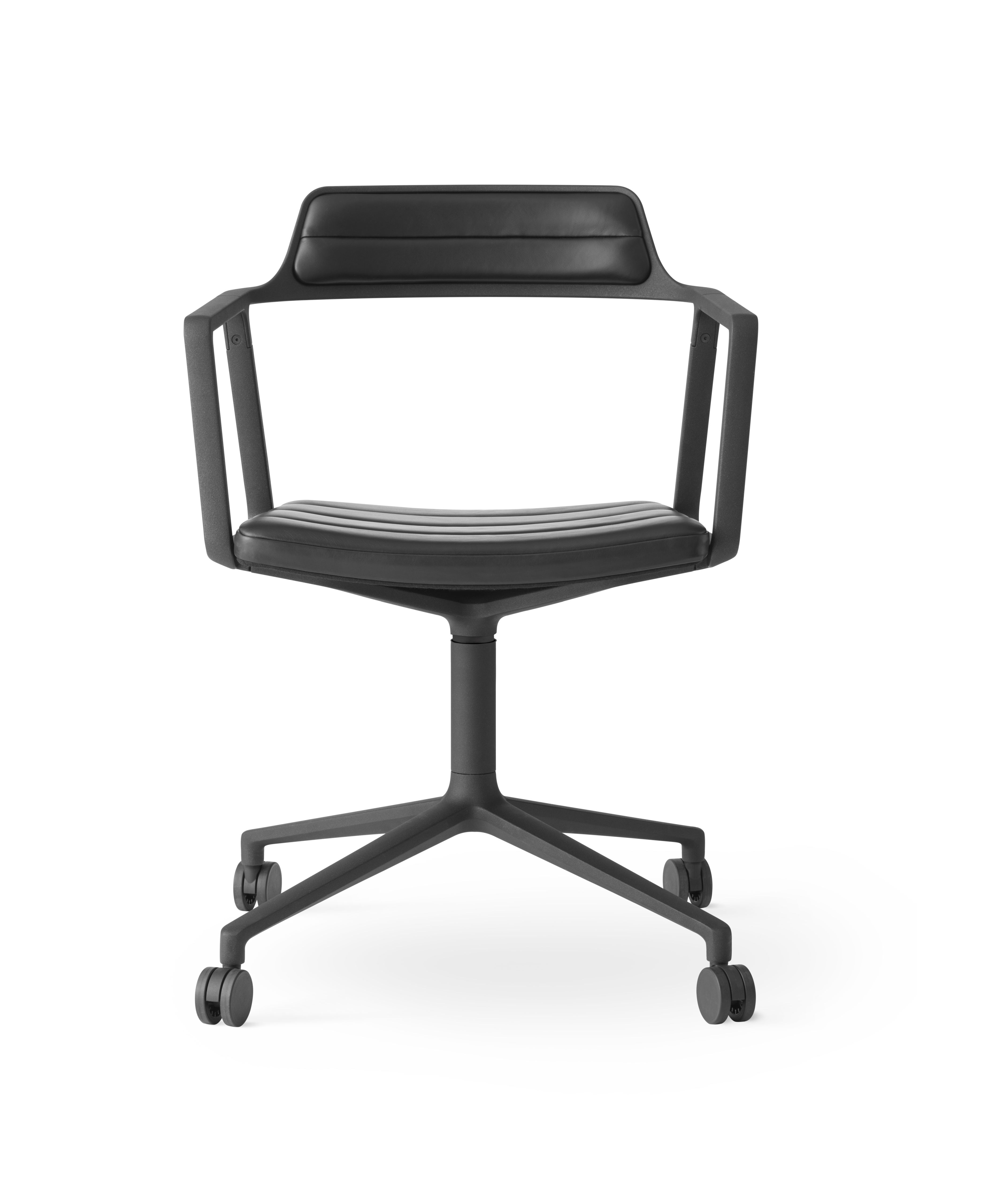 Schwarzer Vipp Drehstuhl VIPP452 mit Armlehnen und Rollen, modernes Design für Büro und Homeoffice.