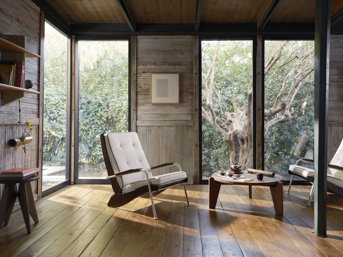 Innenansicht mit Vitra Wandregal aus Eiche natur, kombiniert mit passenden Möbeln und viel Tageslicht.