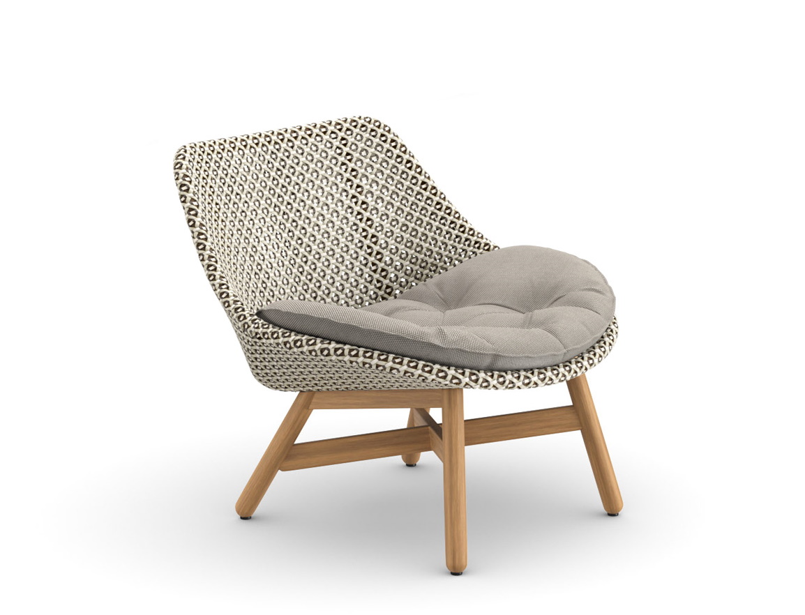Mbrace Club Chair von Dedon mit Sitzkissen: Geflochtener Sessel mit Holzbeinen und grauem Kissen.