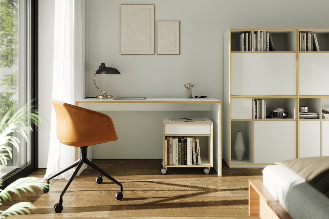 Moderner Bridge Schreibtisch von Müller Möbelwerkstätten in weiß mit Holzrahmen und passendem Regal.