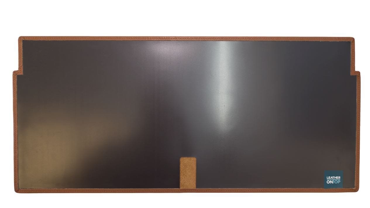 Cognacfarbene Lederauflage für USM Schreibtisch, 75x35 cm, Detailansicht der Lederoberfläche.