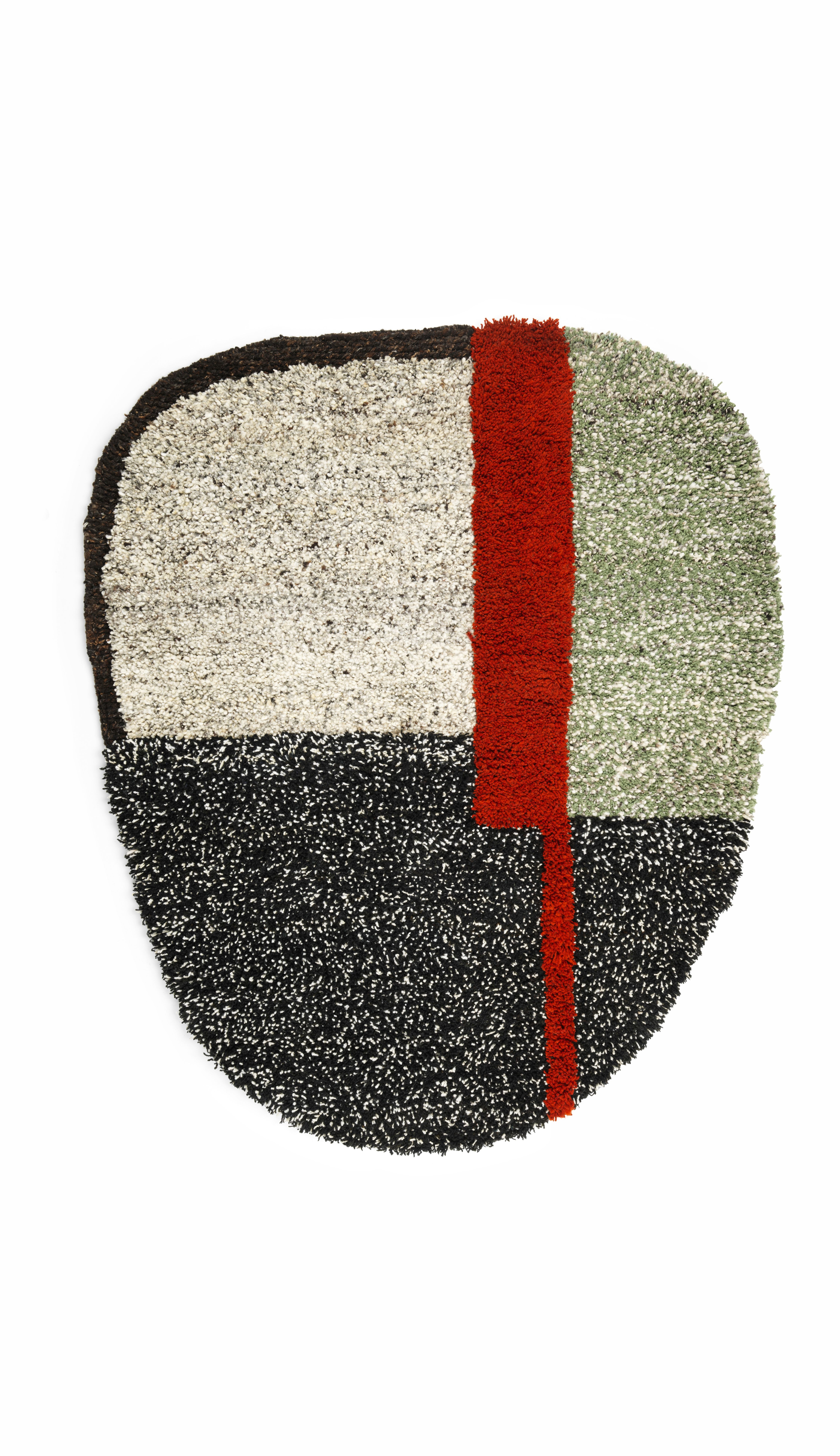 Nudo Teppich von ames, klein, abstraktes Design mit Schwarz, Weiß, Rot und Grün.