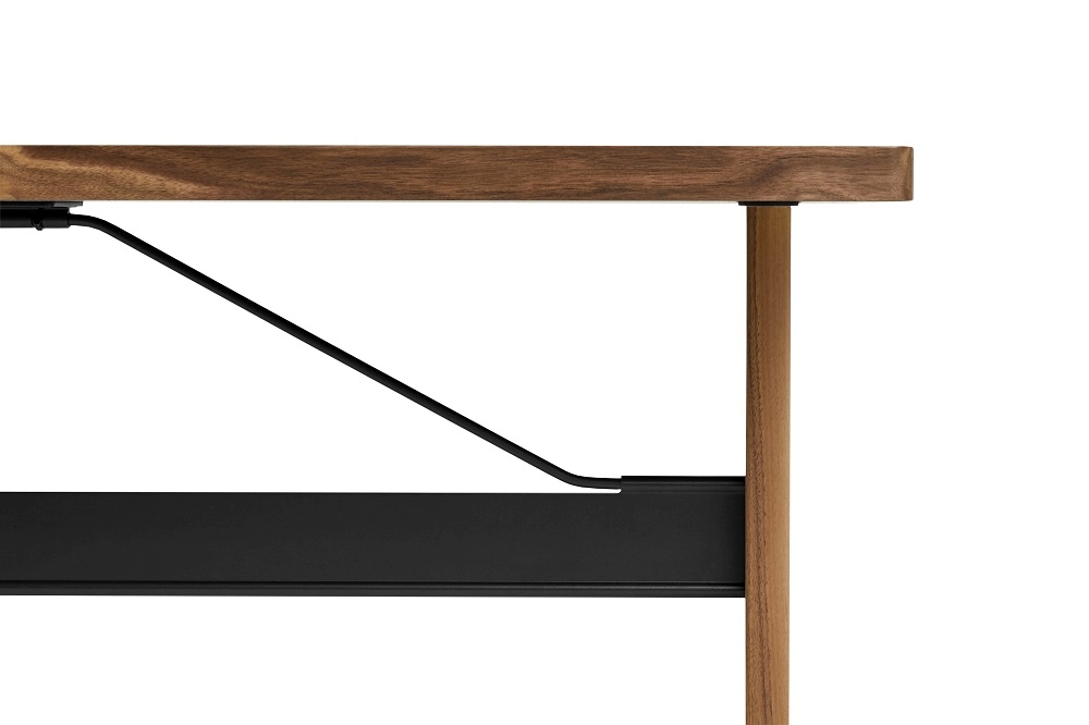 Detailaufnahme des Hay Passerelle Desk Schreibtischs mit Walnuss-Tischplatte und schwarzem Gestell. Moderner Schreibtisch für Büro und Arbeitszimmer.