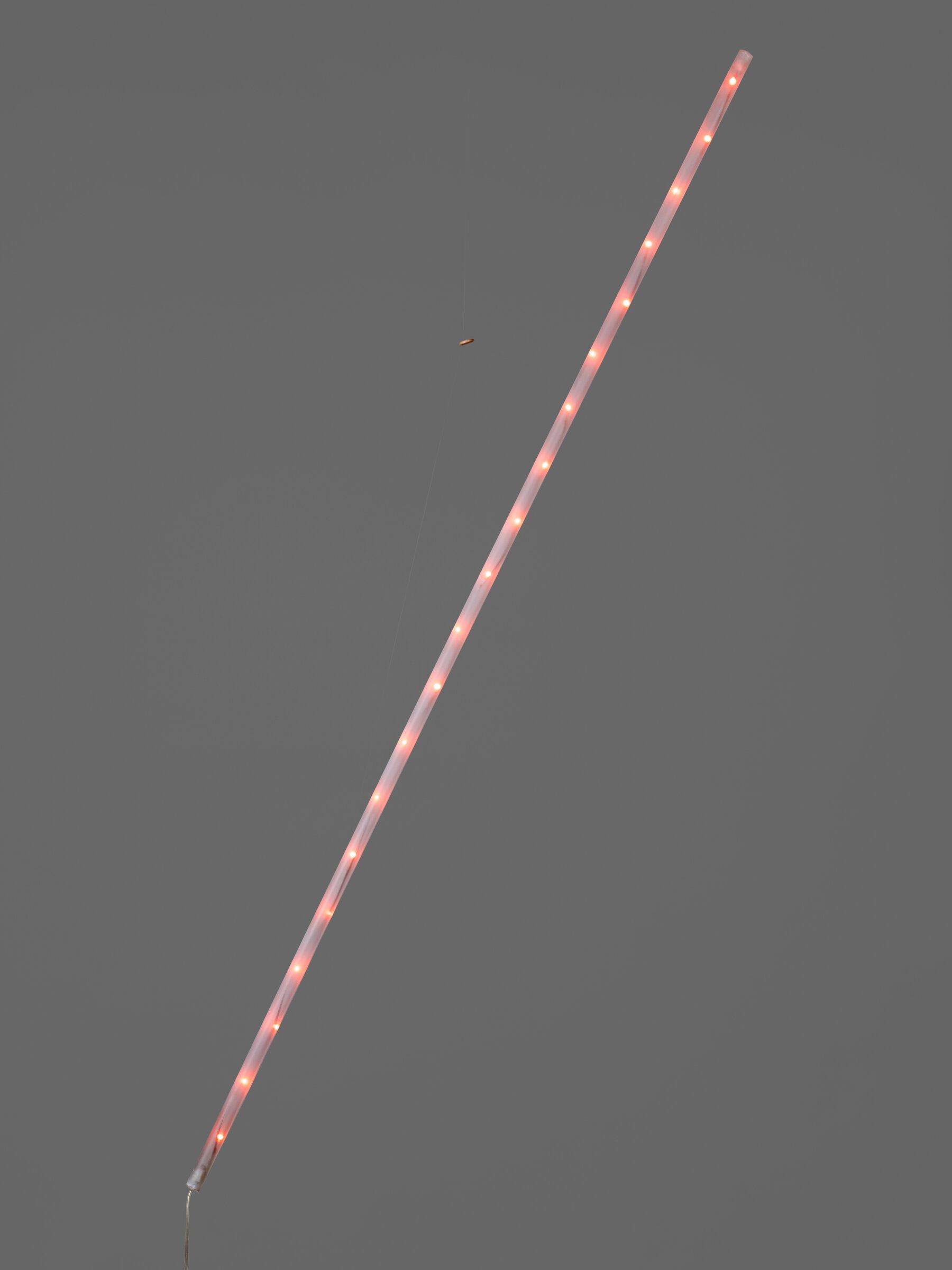 Santa & Cole La Colilla Pendelleuchte mit warmen LED-Lichtern, modernes Design für Wohnzimmer und Esszimmer.