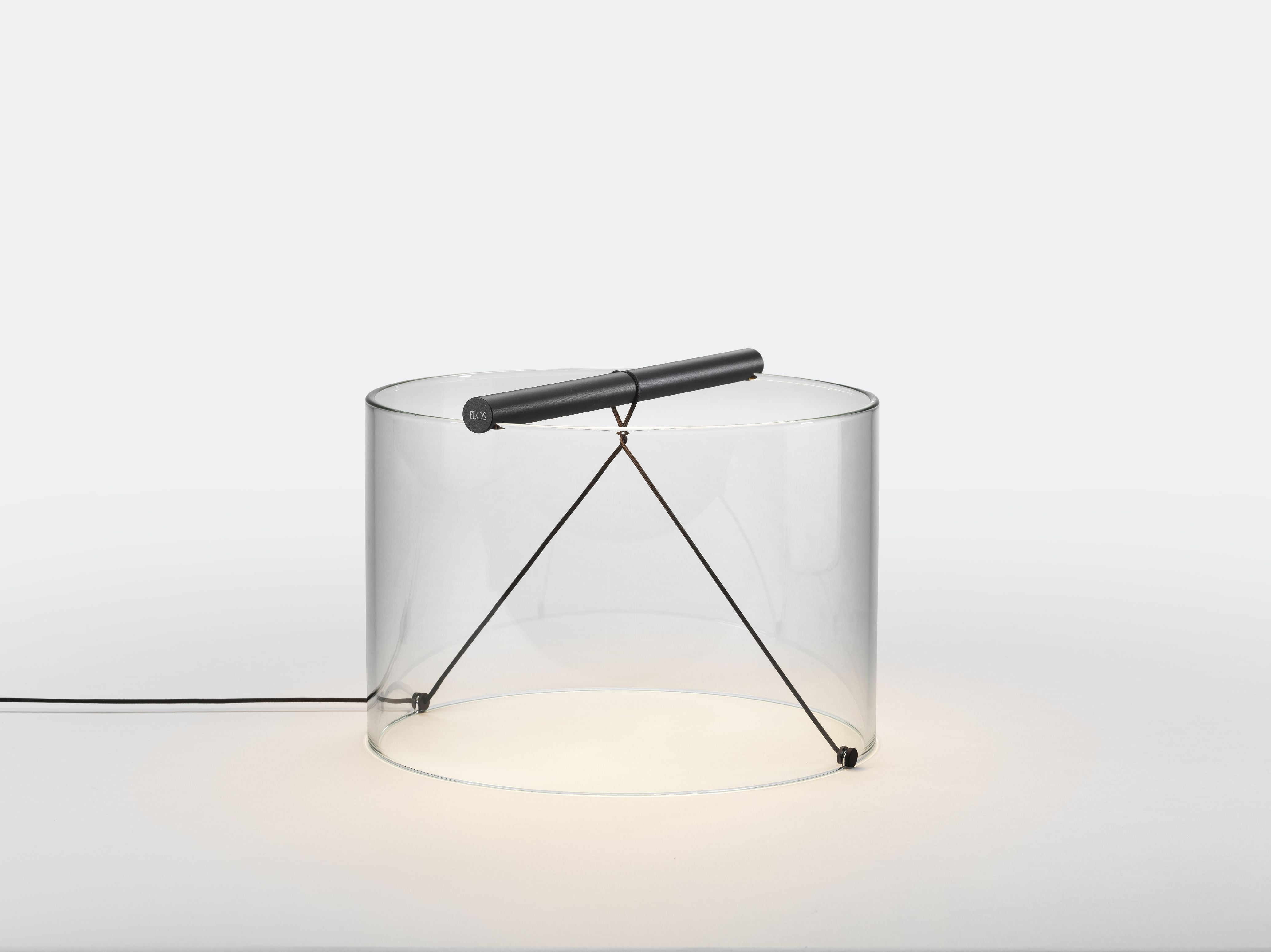 To-Tie T3 LED Tischleuchte von Flos, modernes Design mit schwarzem Stab und Glaszylinder.