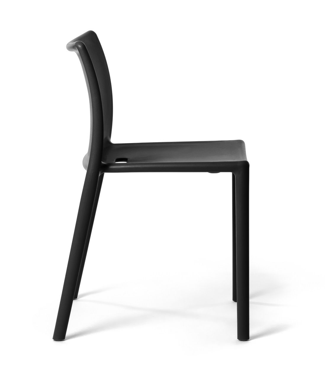 Schwarzer Air Chair Stuhl von Magis, geeignet für drinnen und draußen, Seitenansicht auf weißem Hintergrund.