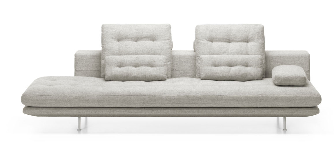 Helles Vitra Sofa mit Kissen und Metallfüßen. Moderne Couch für Wohnzimmer und Lounge.