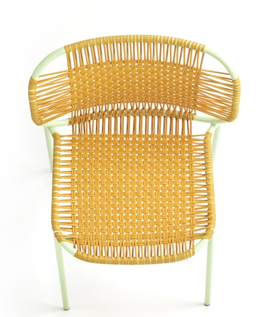 Cielo Stuhl: Detailansicht des Outdoor-Stapelstuhls mit geflochtener Sitzfläche und Rückenlehne, ideal für Garten und Terrasse.