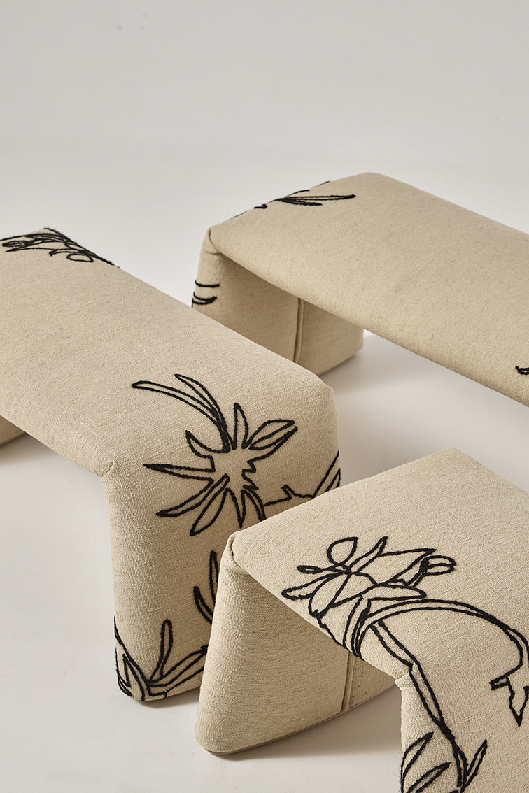 Beige Nanimarquina Bank mit Blumenmuster: Folded Flower Bench, moderne Sitzbank für Wohnzimmer und Wartebereiche.