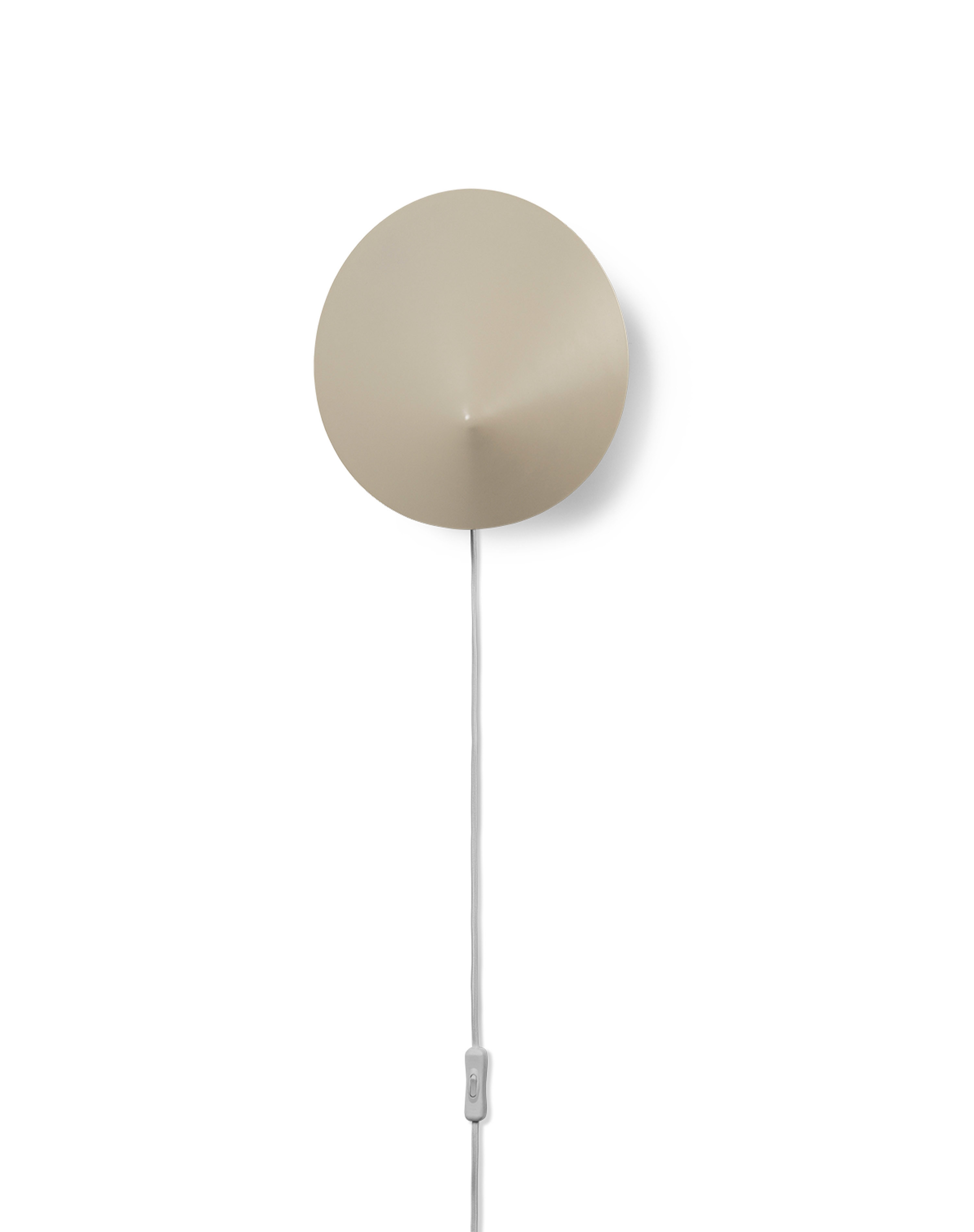 Beige Arum Wandleuchte von Ferm Living mit rundem Lampenschirm und Kabel. Wandlampe für Schlafzimmer.