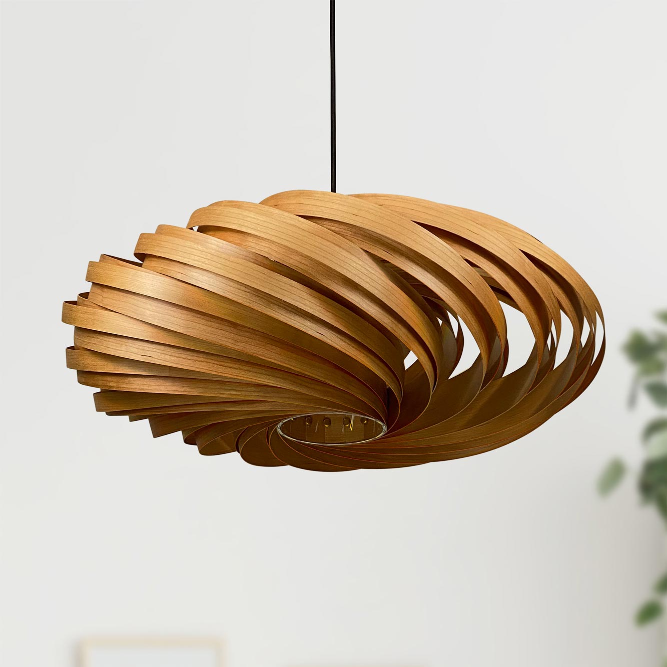 Veneria Hängeleuchte aus Kirschbaumholz, spiralförmiges Design, moderne Pendelleuchte für Wohnzimmer und Essbereich.