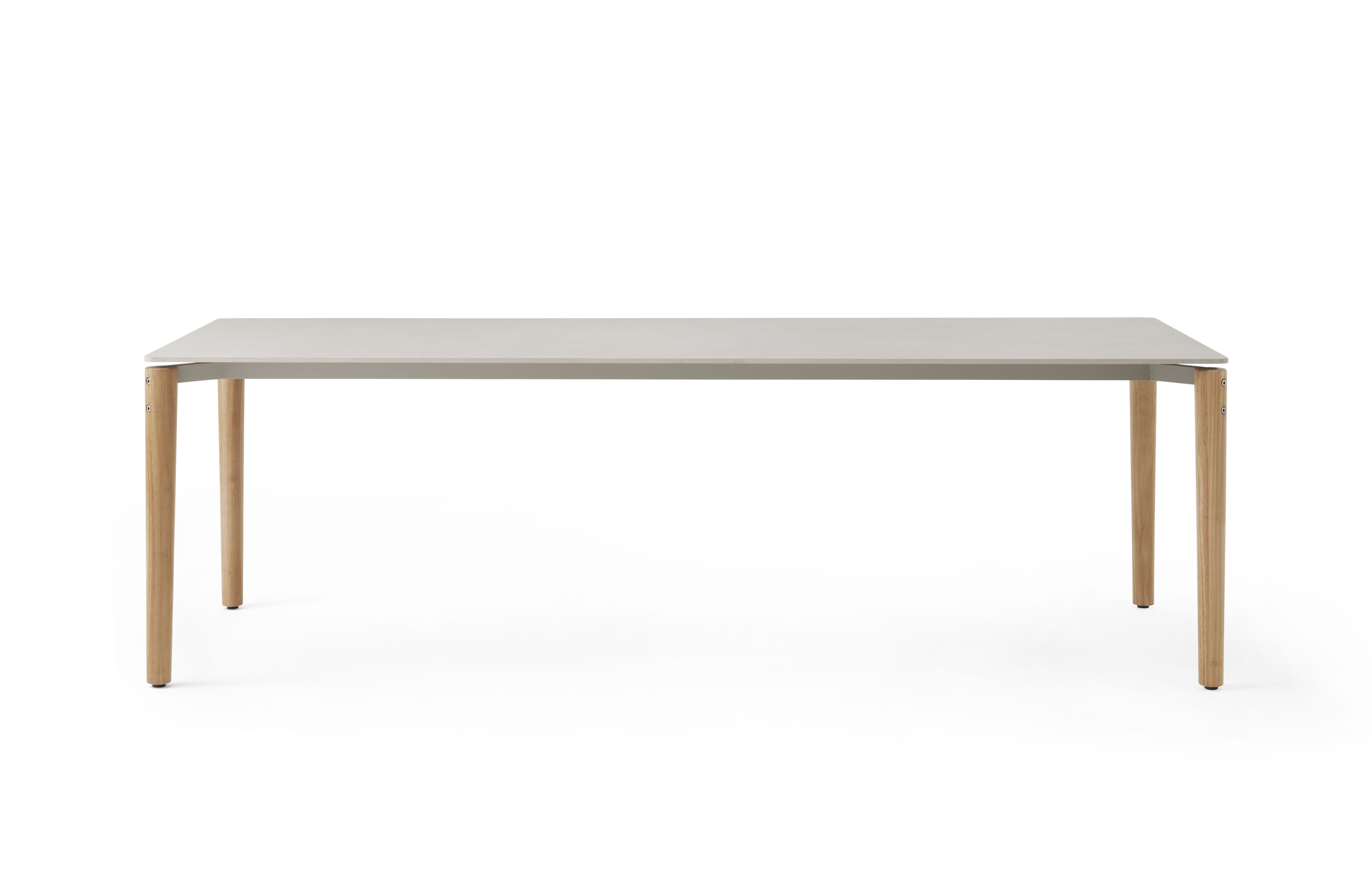 Vipp Open-Air Outdoor Tisch mit grauer Tischplatte und hellen Holzbeinen, freigestellt auf Weiß.